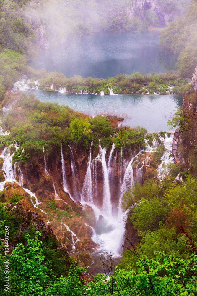 Fototapeta premium Deszczowy dzień w Parku Narodowym Plitvice