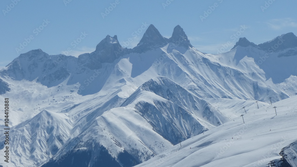 Winterpanorama mit Les Aiguelles d‘Arves im Skigebiet Les Sybelles
