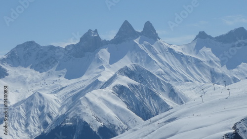 Winterpanorama mit Les Aiguelles d‘Arves im Skigebiet Les Sybelles