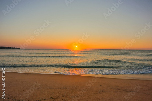 Beeindruckender Sonnenaufgang über dem Meer (Schwarzes Meer, Obsor, Bulgarien)