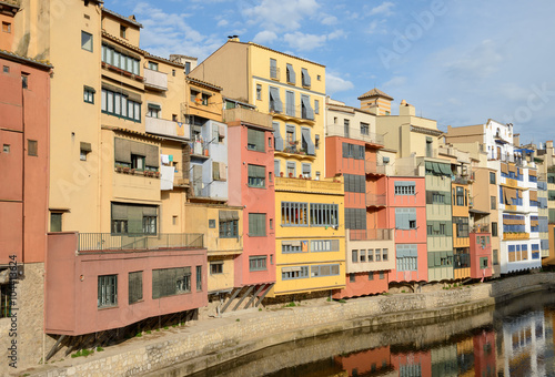 Old colorful houses on Onyar riverbank in Girona, Catalonia, Spa © vaz1