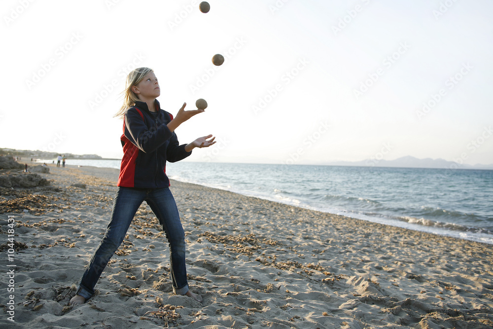 Spain, Majorca, boy juggling with three balls on the beach foto de Stock |  Adobe Stock