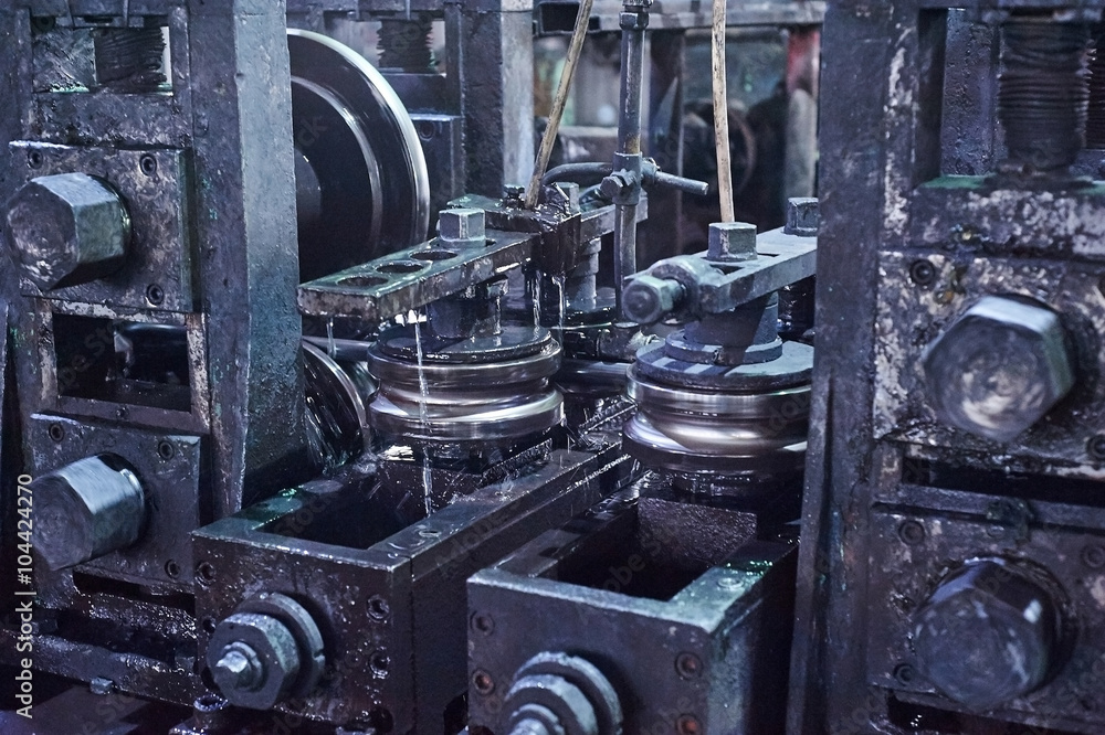 Rolling forming rolls metal works on manufacture of pipes