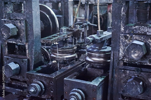 Obraz na płótnie Rolling forming rolls metal works on manufacture of pipes w salonie