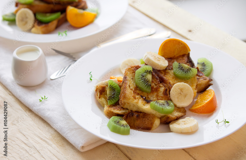 French toasts with fruits