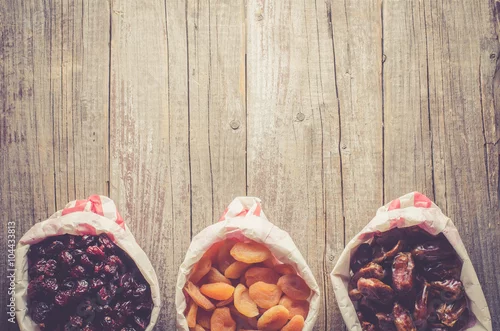 Obraz Koszt stały strzelał wysuszone owoc w papierowej torbie na drewnianym stole