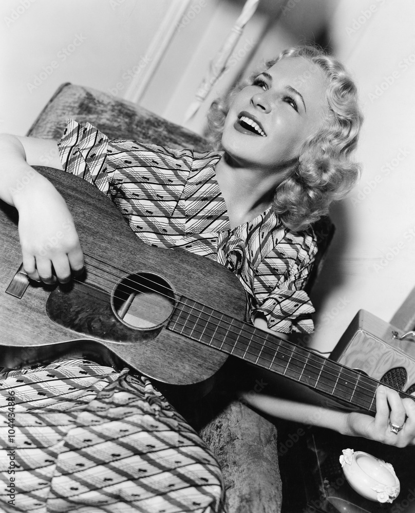 © everettovrk - Woman playing guitar and singing © everettovrk - Woman playing guitar and singing