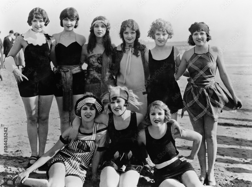 Fototapeta premium Group of female friends at the beach 