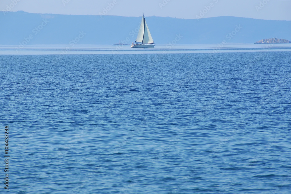 Obraz premium Sailing boat at sea