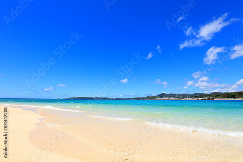 Fototapeta Naklejka Na Ścianę i Meble -  南国沖縄の綺麗な珊瑚の海と夏空