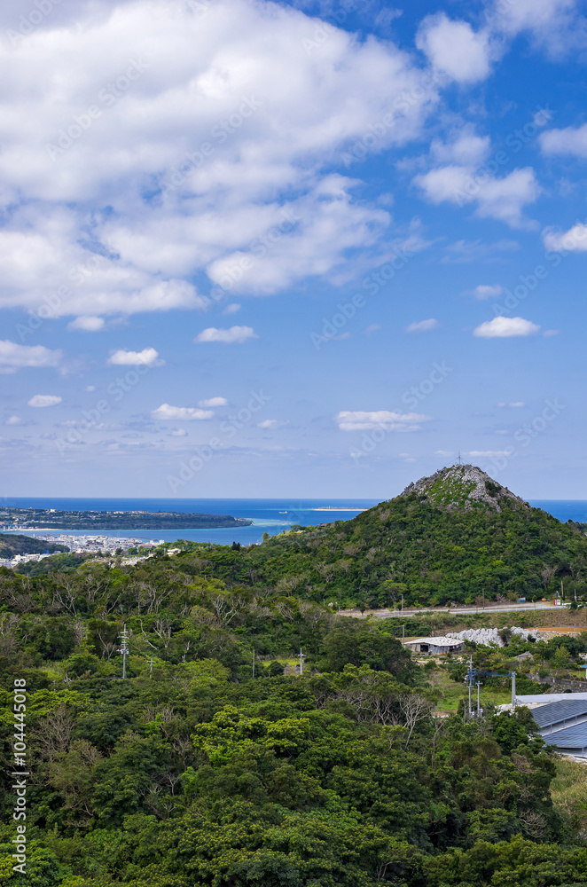 Obraz premium 沖縄 本部町の円錐カルスト