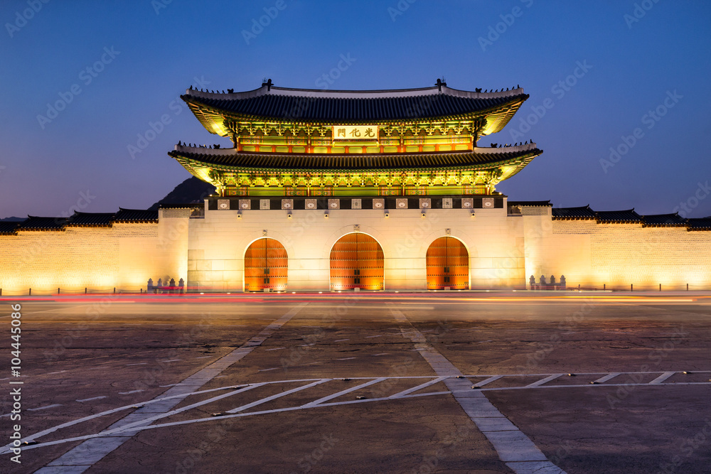 Fototapeta premium Pałac Gyeongbokgung w Seulu w Korei jako panorama nocą