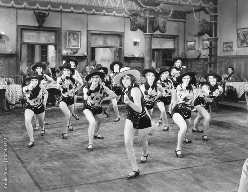 Valokuva A group of women dancing