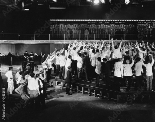 Foto Crowd of excited traders at stock exchange