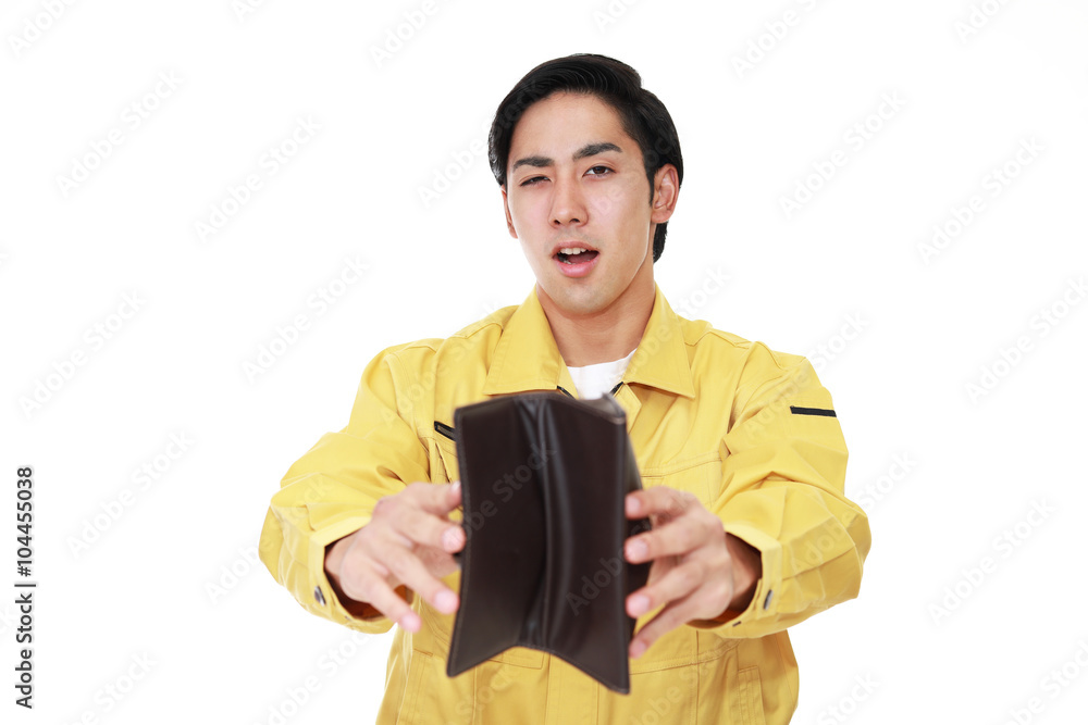 財布を持つ作業員