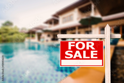 Foto for sale sign at luxury house with pool background