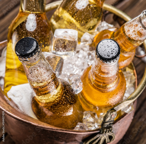 Foto Cold bottles of beer in the brazen bucket.