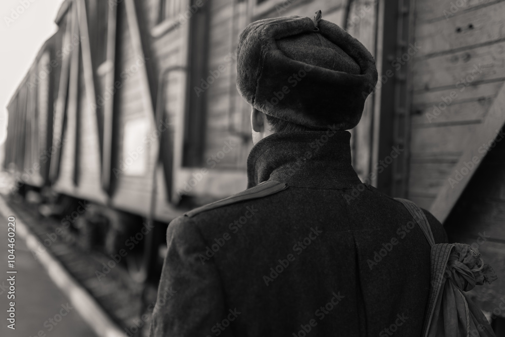 Naklejka premium Солдат на ж/д станции