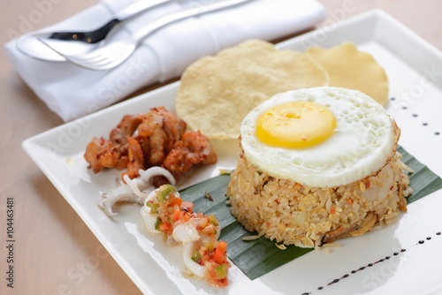 Fried rice with egg, chicken and prawn cracker