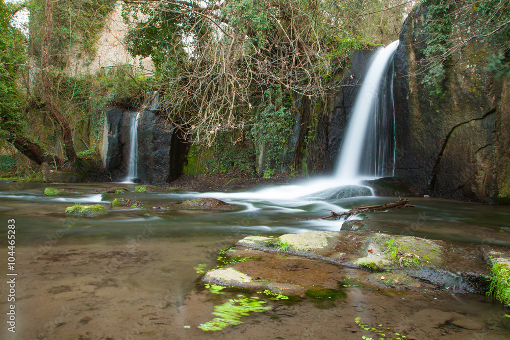 Obraz premium Cascate nel bel mezzo dei parchi del Lazio, Ambiente incontaminato. 