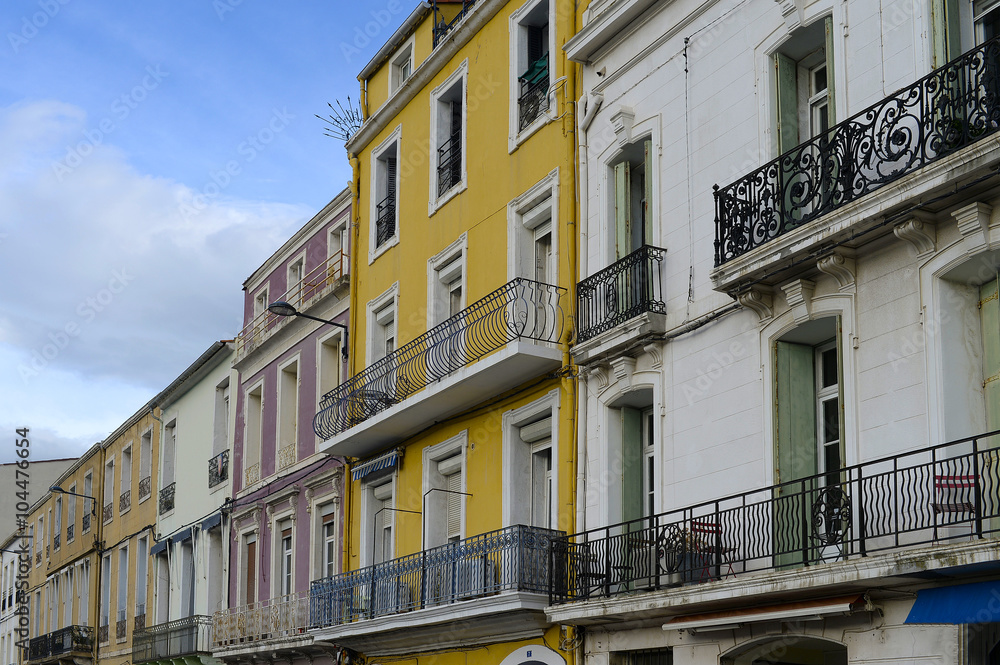 port de sète, facades colorées