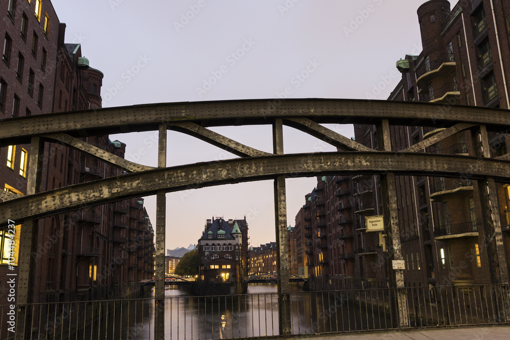 Fototapeta premium Wasserschloss w Speicherstadt w Hamburgu w Niemczech