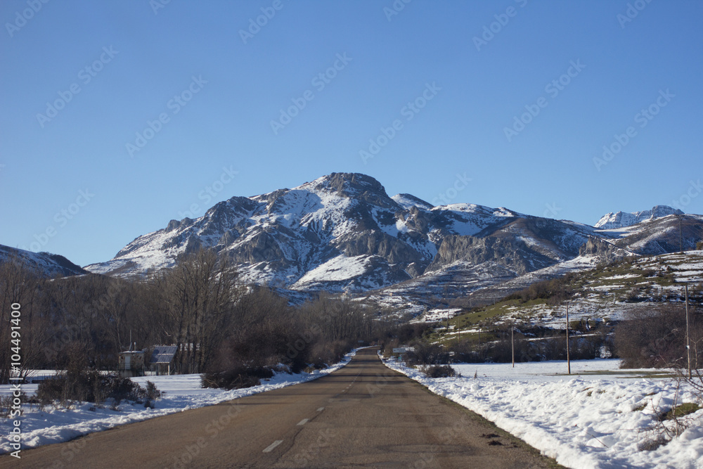 Road to the mountain Road to the mountain