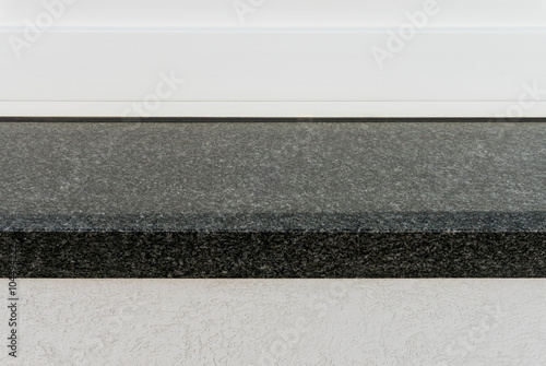 Foto Dunkle Fensterbank aus Granit im Detail - closeup