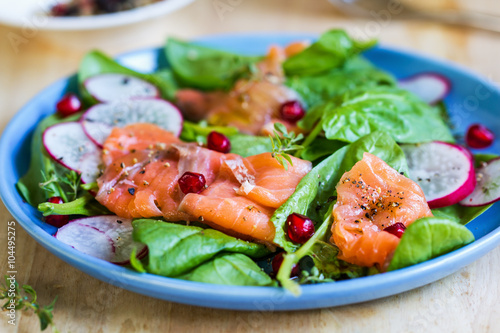 Salmon with spinach and pomegranate salad