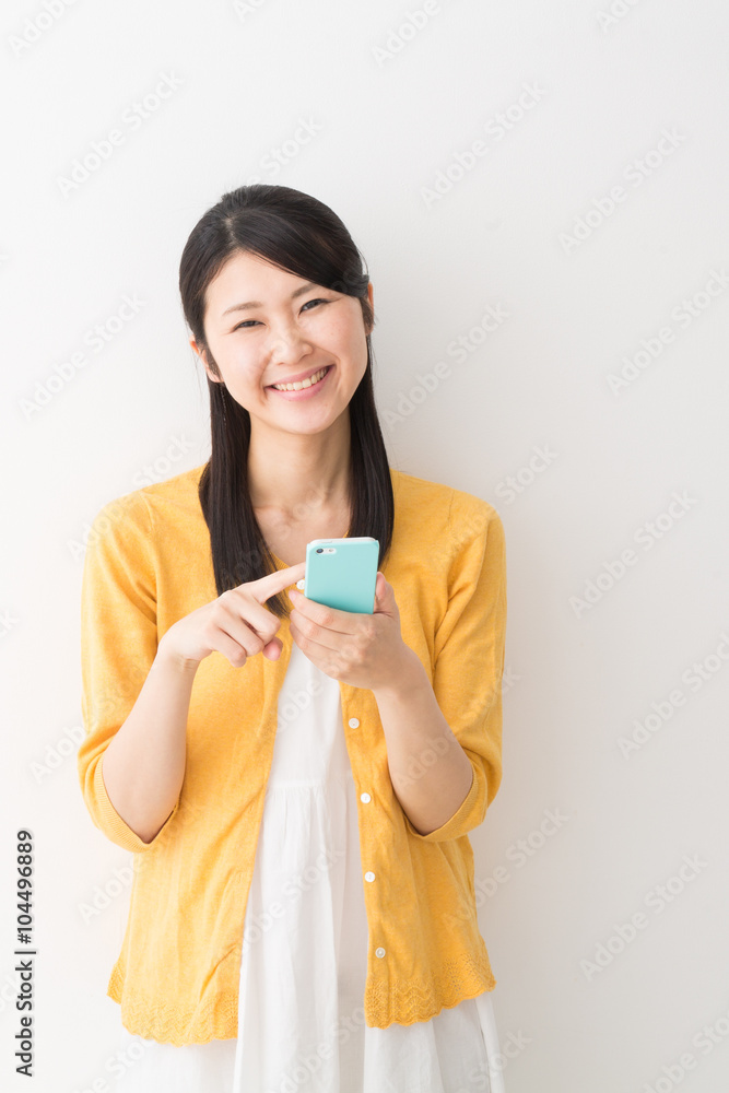 女性　スマホ