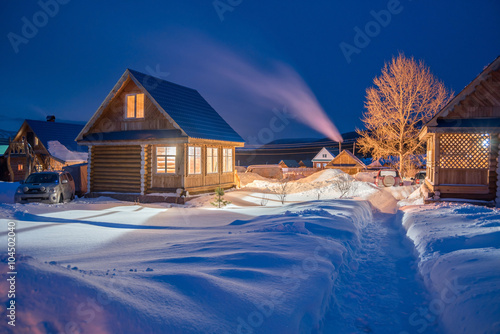 Fotografía blue hour Russian village log house