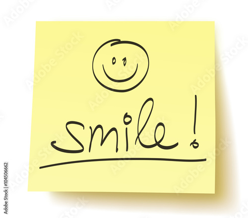 Quadratisches Postit mit der Aufschrift: „Lächle!“ und gezeichnetem Smiley – handschriftlich, Vektor, freigestellt