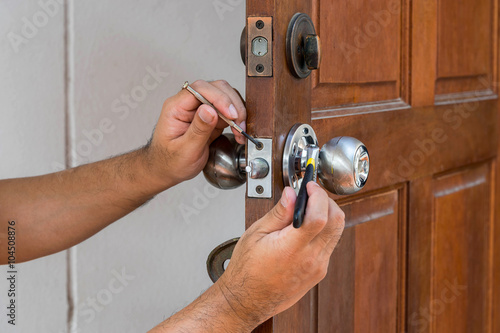 locksmith have to fix silver knob photo