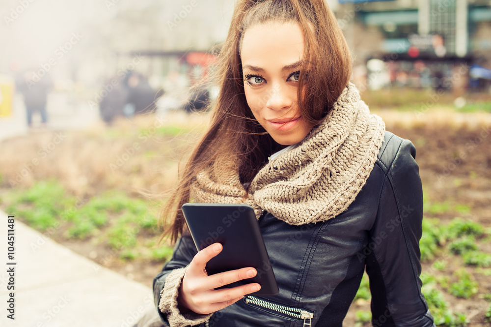 Obraz premium Beautiful woman using tablet computer on the street