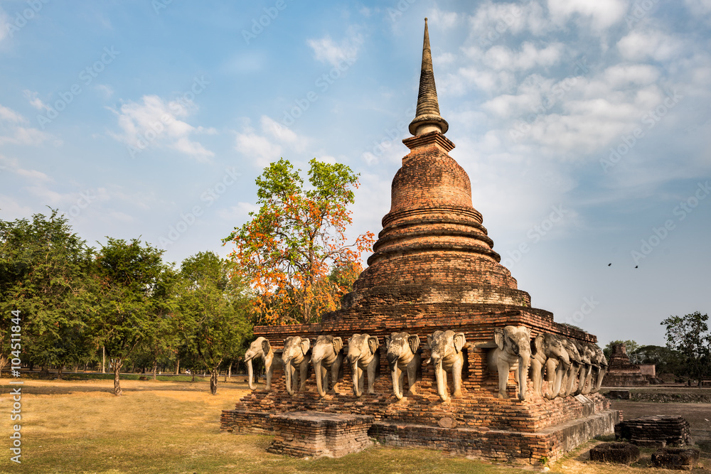Fototapeta premium Wat Sorasak in Sukhothai historical park