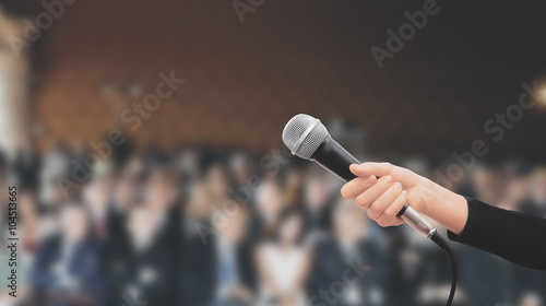 Microfono tenuto in mano conferenza 