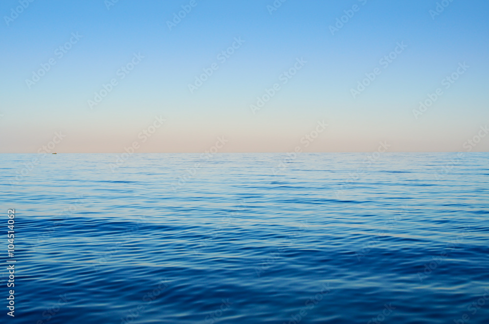 Fototapeta premium Fale morskie na tle niebieskiego nieba