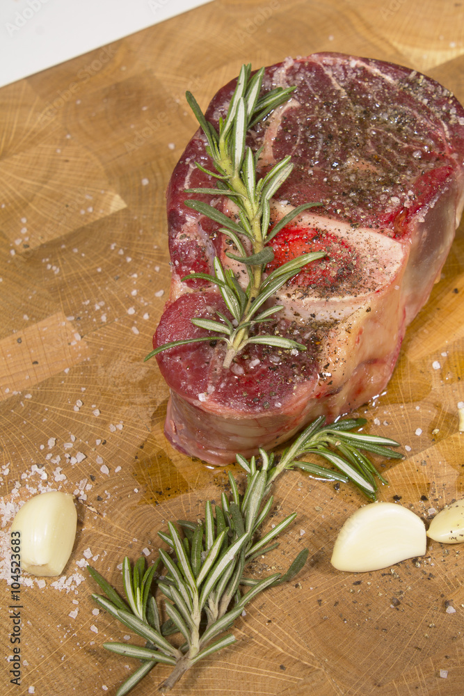 мраморная говядина, мраморное мясо, голяшка, стейк, тимьян, розмарин,  чеснок, роскошный стейк Stock Photo | Adobe Stock