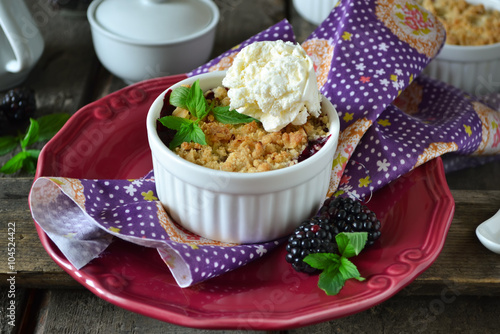 Canvastavla Blackberry crumble with oatmeal and almonds, rustic style