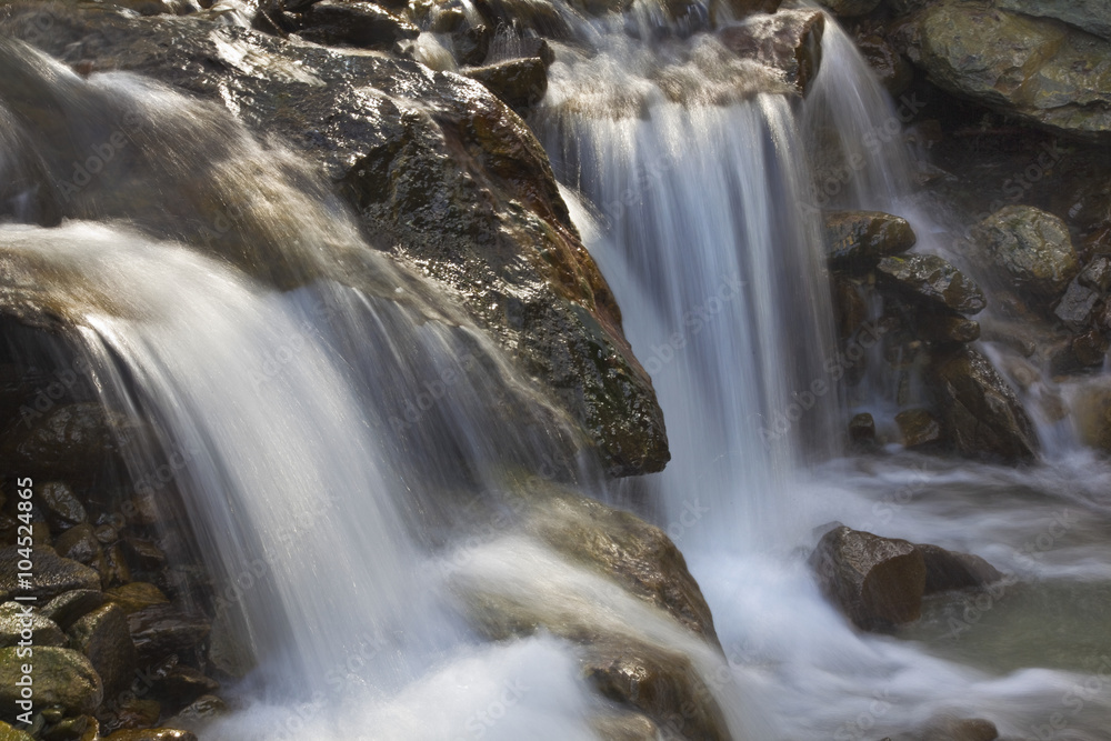 Fototapeta premium Bergbach mit Bewegungsunschärfe