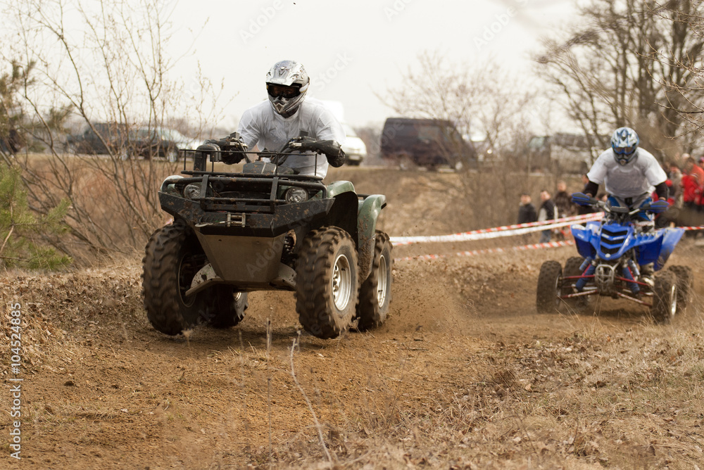 Obraz premium Гонки квадроциклов по пересеченной местности.