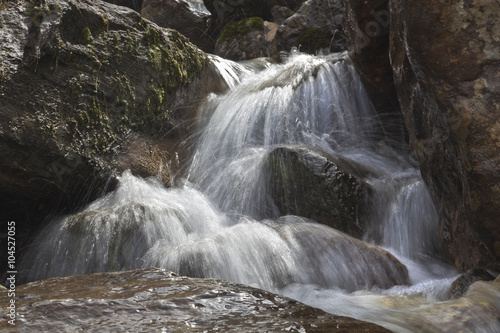 Bergbach mit kleinem Wasserfall