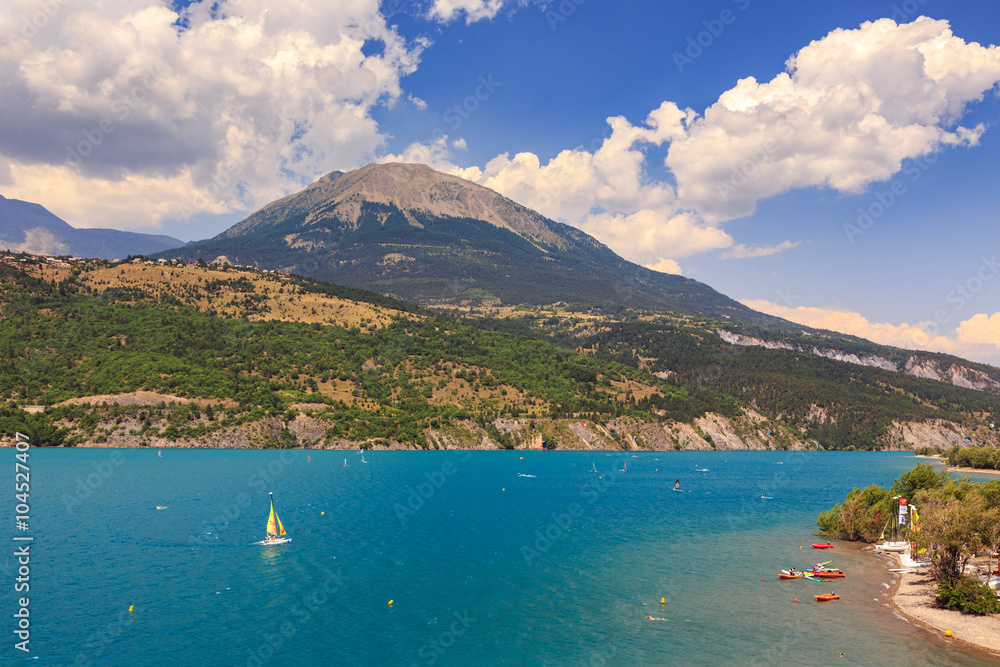 Obraz premium View of lake Serre-Poncon