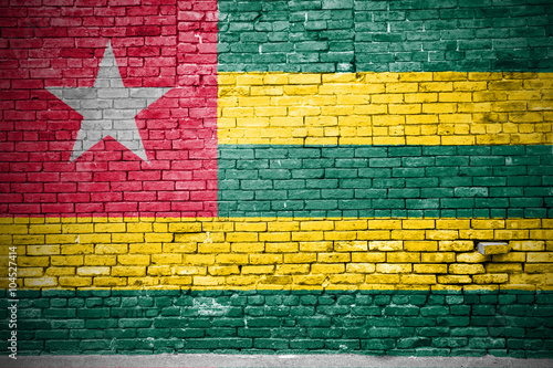 Ziegelsteinmauer mit Flagge Togo