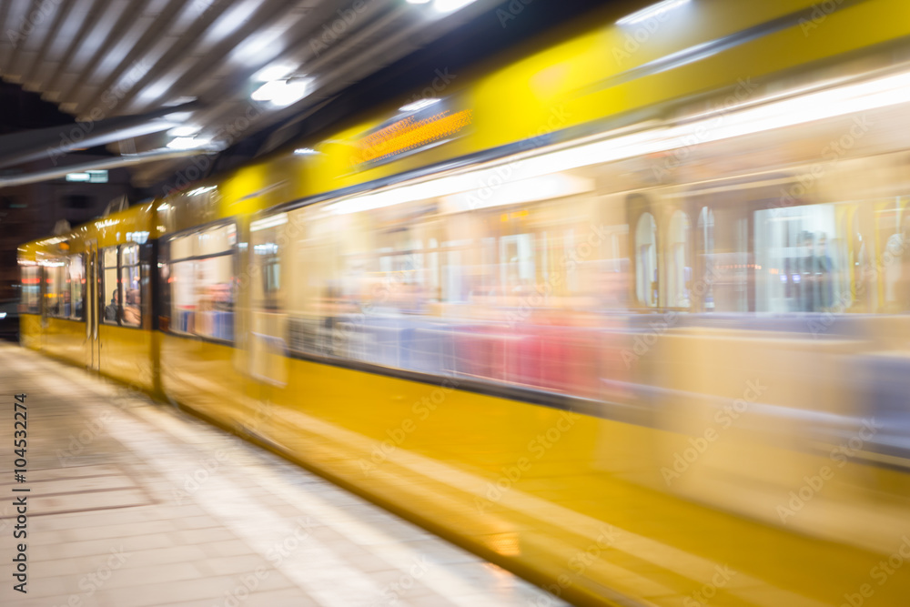 Obraz premium Einfahrende Straßenbahn