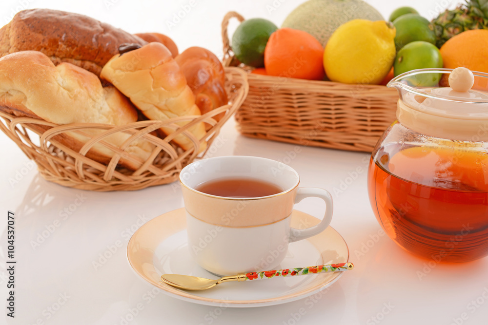 一杯の紅茶と果物