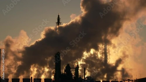 四日市工場の排煙　化学工業・石油化学工業プラント 日本の四日市市