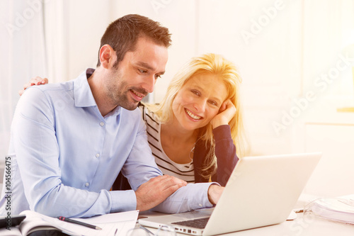 Attractive couple doing administrative paperwork © Production Perig