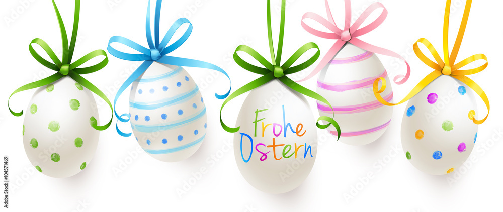 Fototapeta premium Bunt bemalte hängende Ostereier mit Schleifen - Frohe Ostern 