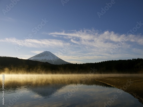 朝靄ののたちこめる西湖と富士山／山梨県河口湖町
